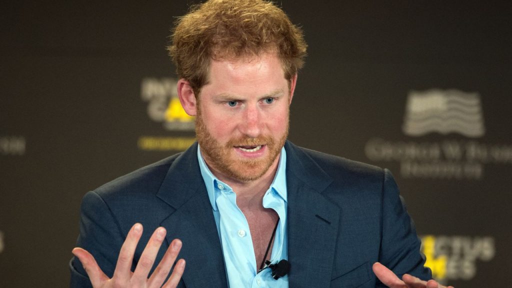 Príncipe Harry aponta incentivo de William em fantasia polêmica dos anos 2000