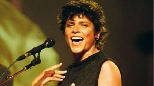 Como faleceu Cássia Eller? Relembre o momento em que o Brasil se despediu da cantora