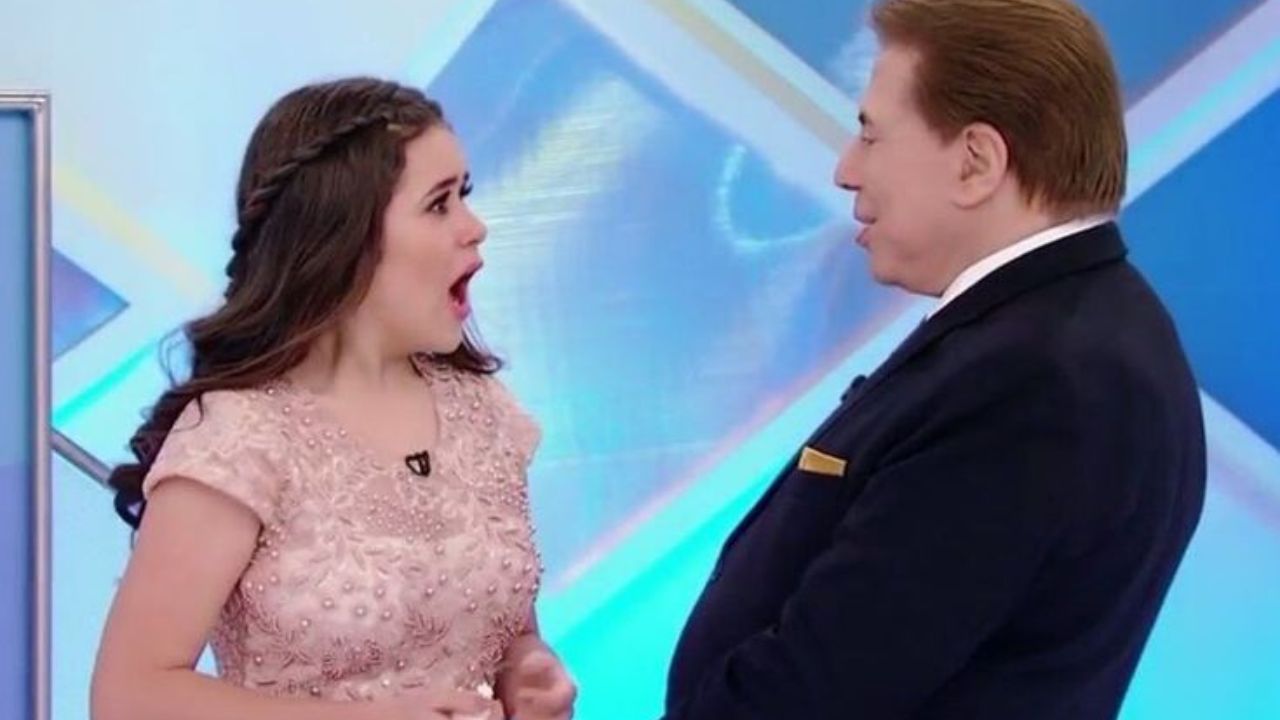 Maisa Silva relembra episódio com peruca de Silvio Santos: 'desbocada'