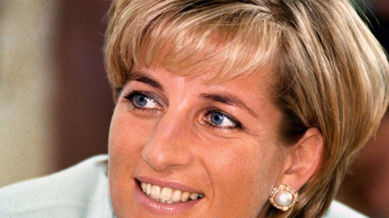 Ex-funcionário real relembra crise de Princesa Diana na madrugada