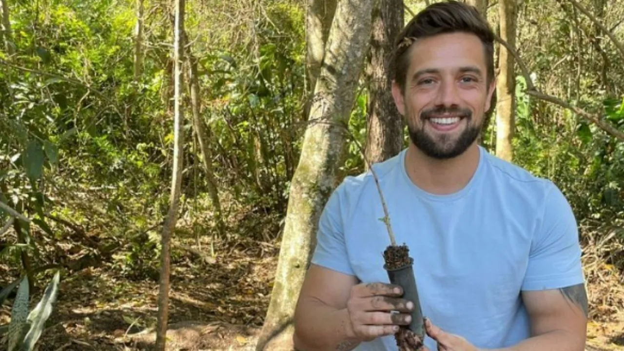 Rafael Cardoso ataca antiga emissora: 'Rede Esgoto de Televisão'