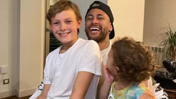 Filho mais velho de Neymar rouba a cena com desenvoltura em entrevista