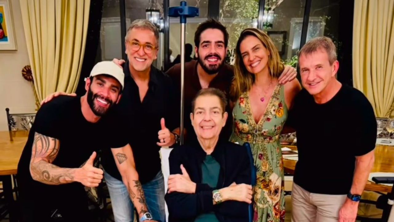 Gustttavo Lima visita Faustão e apresentador aparece com pé imobilizado