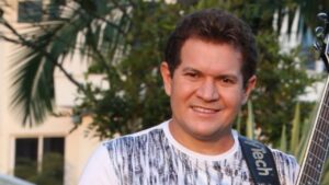 Ximbinha e mulher aparecem juntos após polêmica com cantora