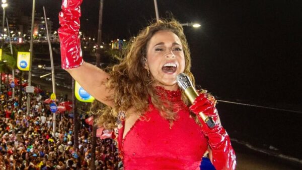 Daniela Mercury se revolta após artista não manter distância entre trios