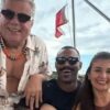 Milton Cunha curte passeio de barco com o namorado e amigos