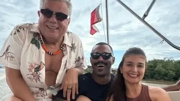 Milton Cunha curte passeio de barco com o namorado e amigos