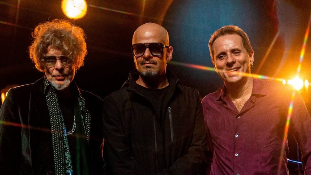 Titãs faz primeiro show sem Tony Bellotto e lamenta ausência do guitarrista