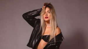 Clarissa Melo investiu na carreira de cantora e hoje colhe os frutos de fazer o que ama
