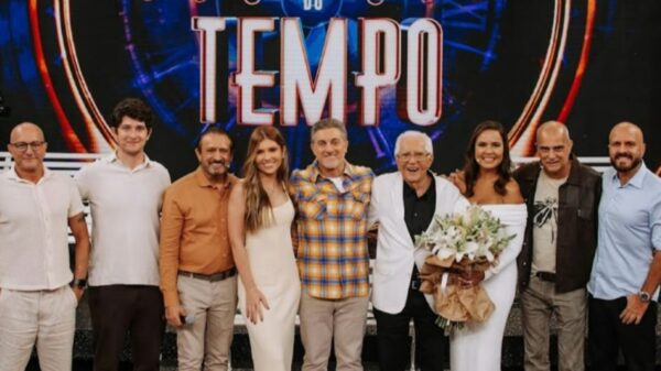Carlos Alberto de Nóbrega recebe homenagem na Globo
