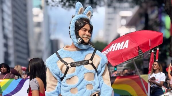 Carmo Dalla Vecchia responde críticas após seminu na parada LGBTQIA+
