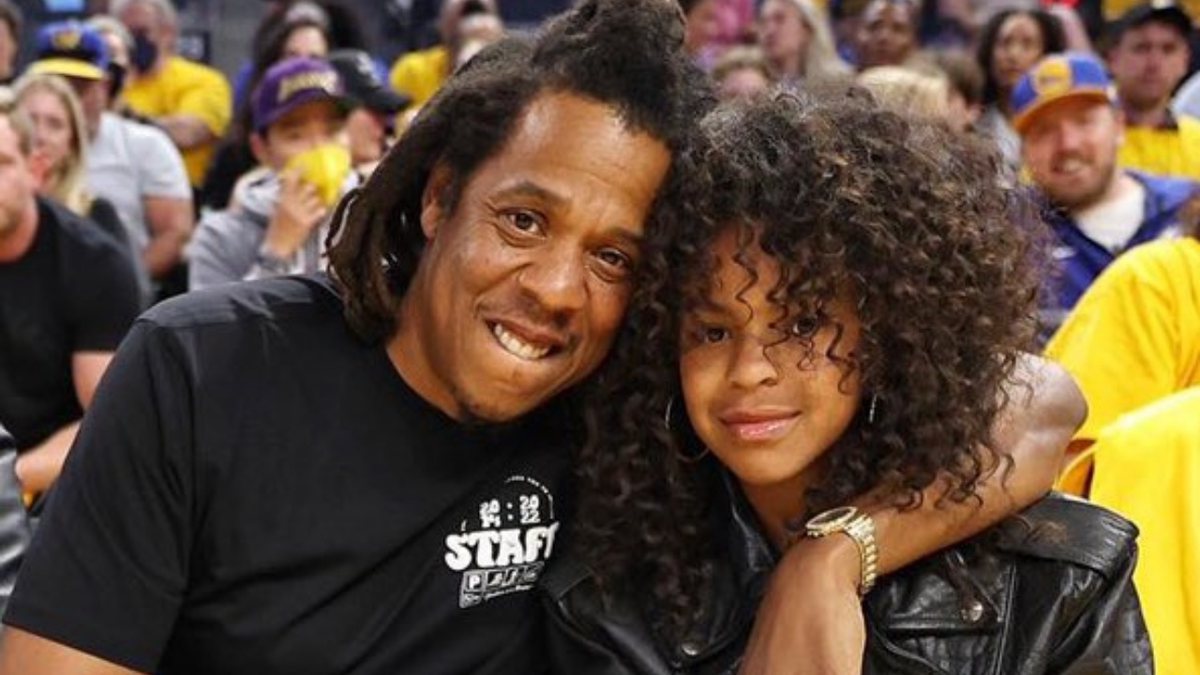 A primogênita da cantora marcou presença no jogo da final da NBA ao lado do pai, Jay-Z