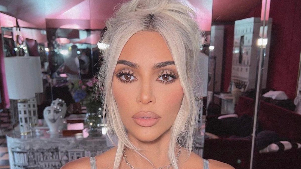 Kim Kardashian faz revelação inusitada sobre se manter jovem